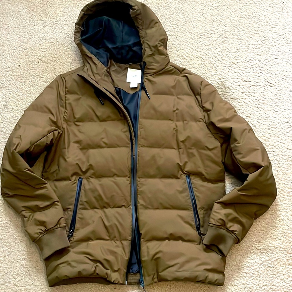 Puffer coat with a hood.